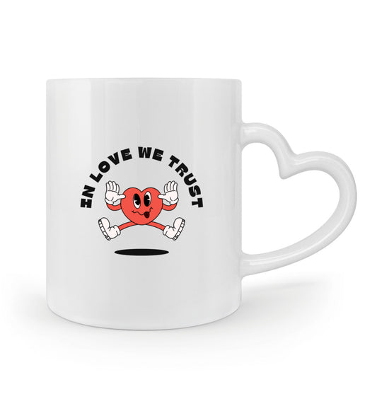 Herzhenkel Tasse mit dem Spruch „IN LOVE WE TRUST“ aus Keramik