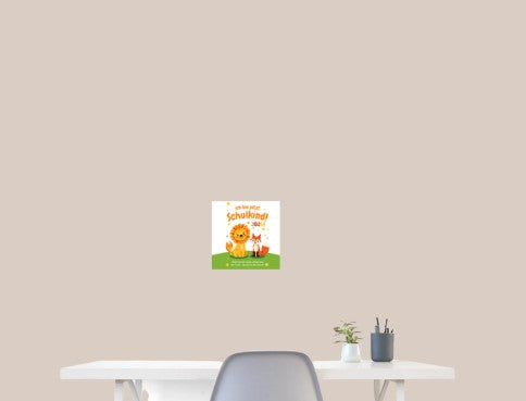 Poster Einschulung Löwe über Kindertisch im Kinderzimmer, Schulkind Poster „Ich bin jetzt Schulkind“, Deko zum Schulanfang 20x20 cm