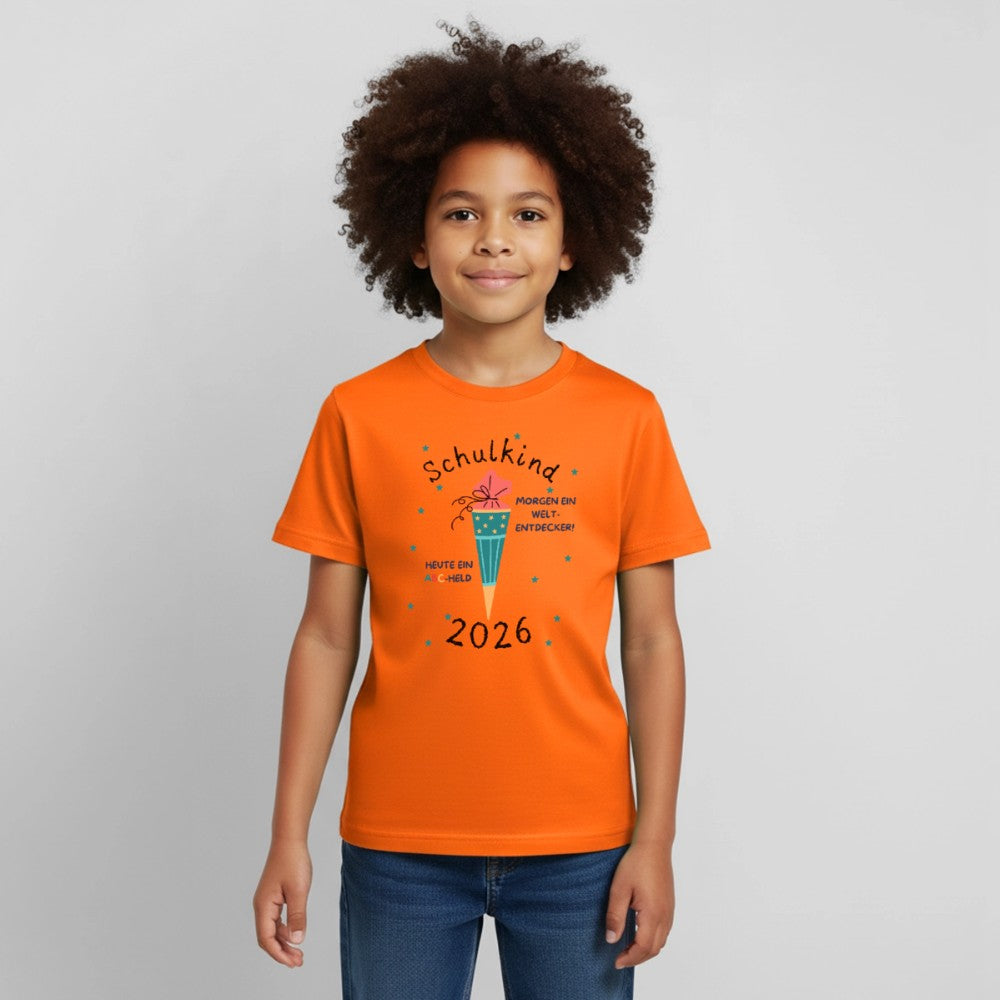 Kind trägt Einschulung T-Shirt 2026 beim Schulanfang