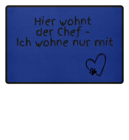 Fußmatte mit witzigem Spruch im Eingangsbereich eines Hauses - blau