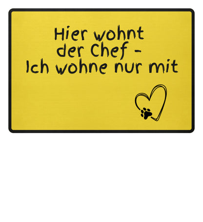 Größenansicht der Fußmatte mit dem Spruch „Hier wohnt der Chef – Ich wohne nur mit“ - gelb
