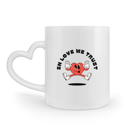 Romantische Herzhenkel Tasse „IN LOVE WE TRUST“ als Geschenkidee
