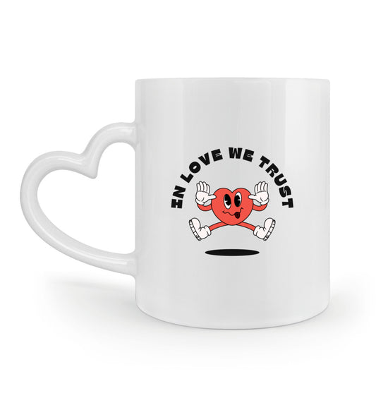 Romantische Herzhenkel Tasse „IN LOVE WE TRUST“ als Geschenkidee