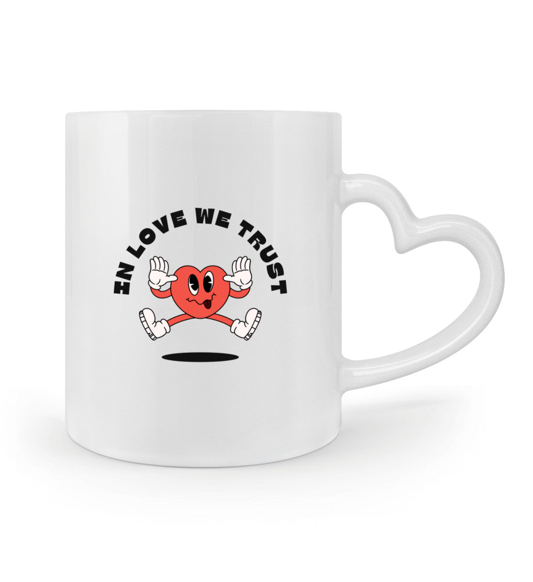 Herzhenkel Tasse mit dem Spruch „IN LOVE WE TRUST“ aus Keramik