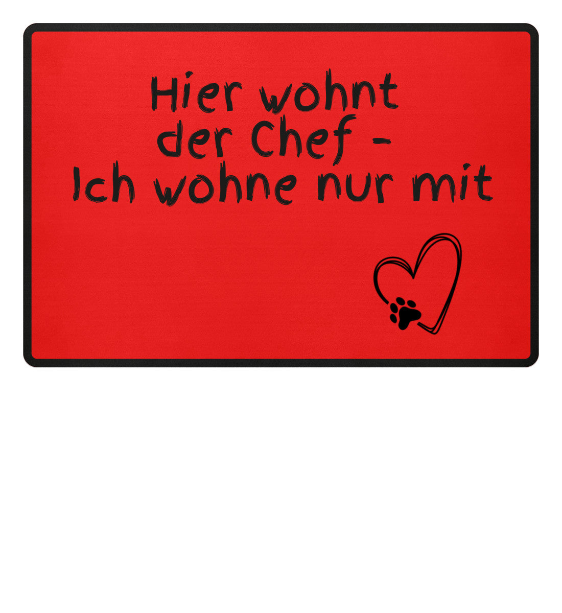 Detailaufnahme der Schrift auf der Fußmatte „Hier wohnt der Chef“ - rot