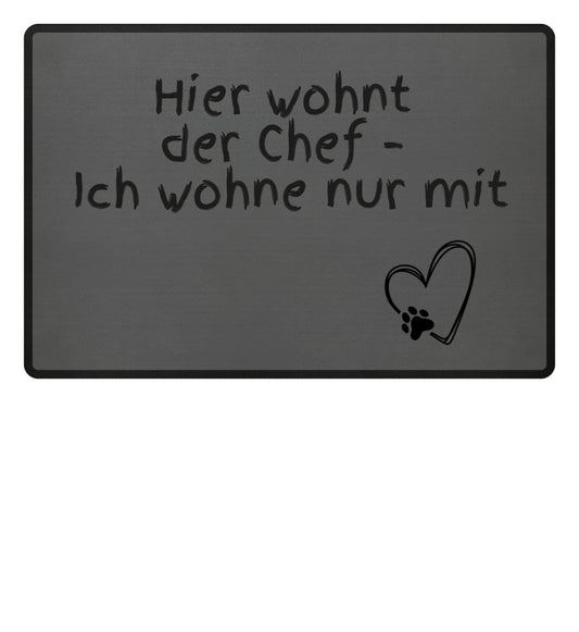 Fußmatte mit Spruch „Hier wohnt der Chef – Ich wohne nur mit“ als lustige Haustür Deko - grau