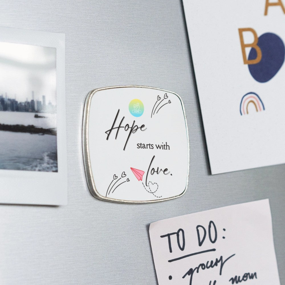 Detailansicht eines Kühlschrankmagneten mit Aufschrift Hope starts with love