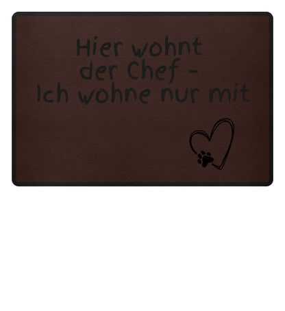 Lustige Türmatte mit dem Spruch „Hier wohnt der Chef – Ich wohne nur mit“ - braun
