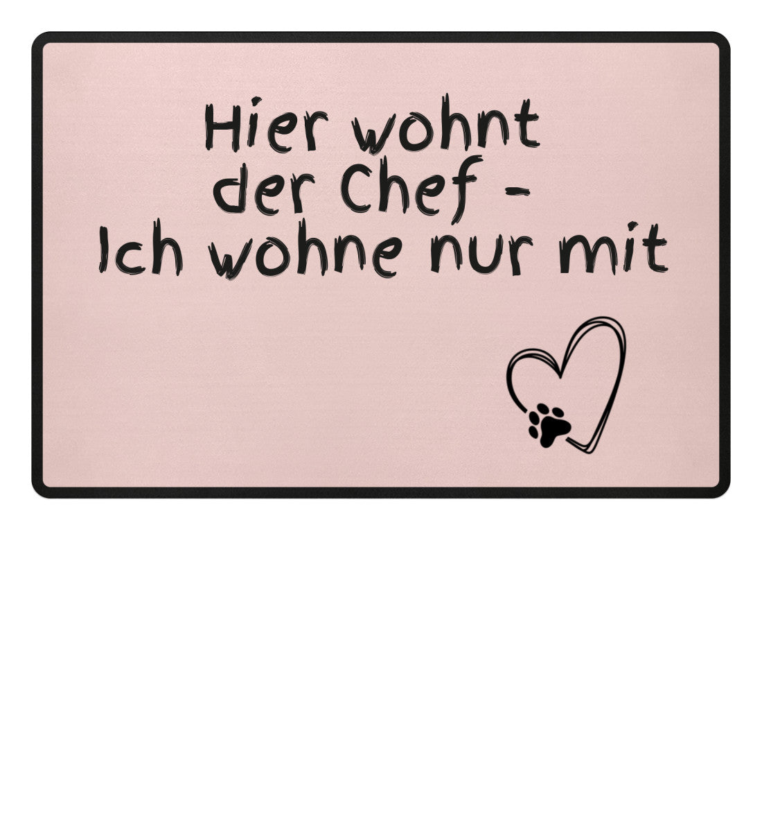 Humorvolle Fußmatte für Paare mit dem Spruch „Hier wohnt der Chef – Ich wohne nur mit“ - pink