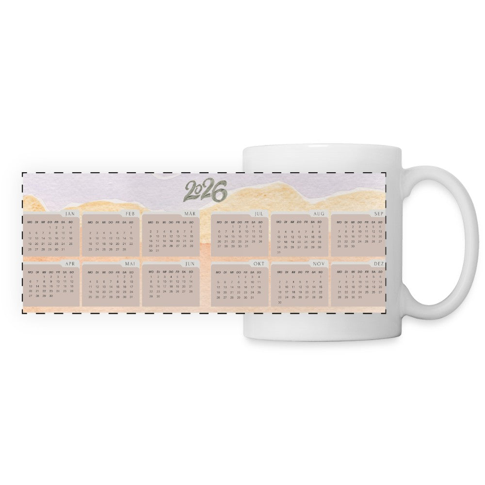 Panorama Keramiktasse mit rundum gedrucktem Kalender 2026 im Büro