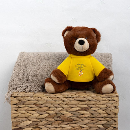 Teddy Bär „Kleiner Freund für große Abenteuer“ im Outdoor-Setting - Sonnengelb
