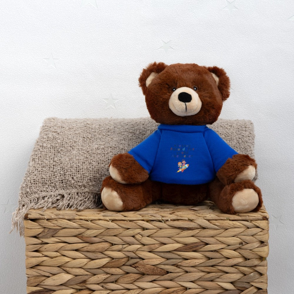 Kleines Kind hält Teddy Bär – weiches Kuscheltier für große Abenteuer  - Königsblau