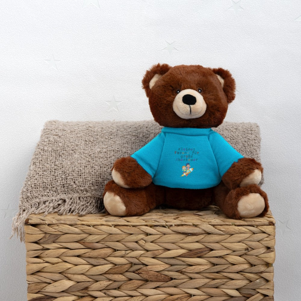 Detailaufnahme vom Teddy Bär mit dem Spruch „Kleiner Freund für große Abenteuer“ - surfblau