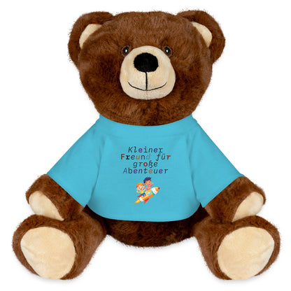 Detailaufnahme vom Teddy Bär mit dem Spruch „Kleiner Freund für große Abenteuer“